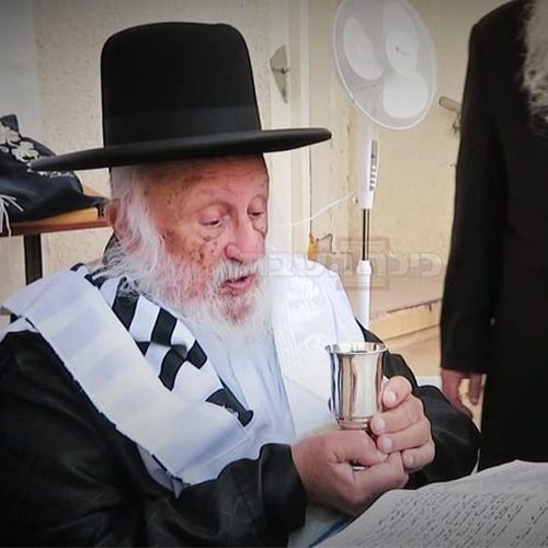הגביע של החזון איש בידיו של הרב פוברסקי